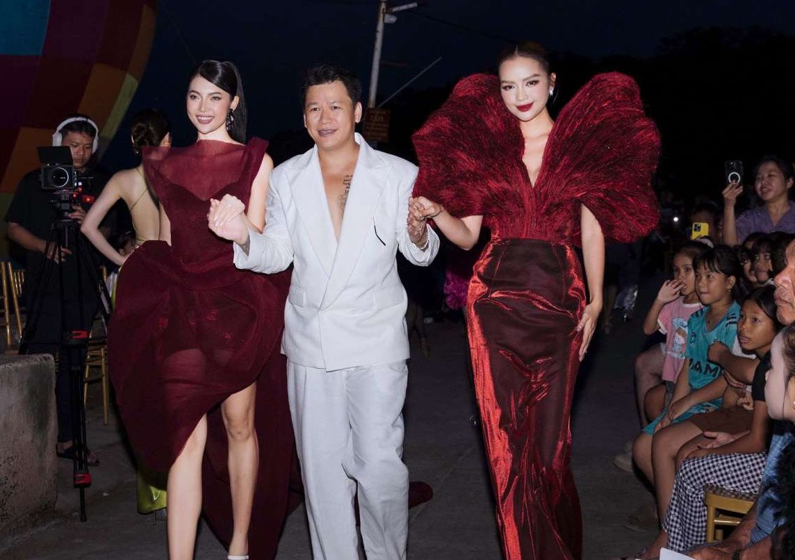 Miss Ngoc Chau and Thu Uyen presented a new design by Hoang Minh Ha. Photo: Organizing Committee.