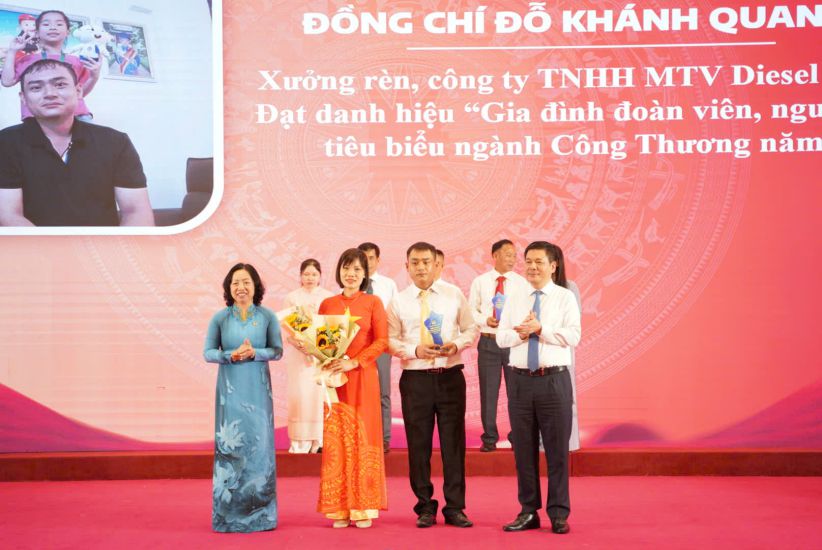 Le membre du Comite central du Parti le ministre de l'Industrie et du Commerce Nguyen Hong Dien et le vice-president permanent de la Confederation generale du travail du Vietnam Thai Thu Xuong remettent des recompenses aux familles exceptionnelles. Photo : Den Phu