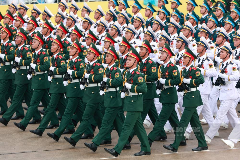 The Government stipulates the salary level of council members, inspectors who are officers, professional soldiers, and defense officials. Photo: Hai Nguyen