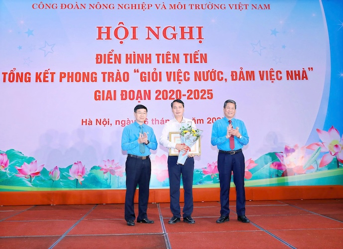 Vice President of the Vietnam General Confederation of Labor Huynh Thanh Xuan (right) and President of the Vietnam Agricultural and Environment Trade Union Nguyen Ha Xuyen presented a typical collective award for advanced activities in the emulation movement for the period 2020 - 2025 to the representative of the Vietnam Agricultural Science Institute Trade Union. Photo: Thanh Phong