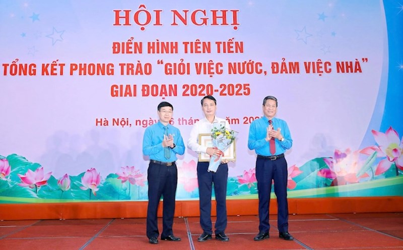Vice President of the Vietnam General Confederation of Labor Huynh Thanh Xuan (right) and President of the Vietnam Agricultural and Environment Trade Union Nguyen Ha Xuyen presented a typical collective award for advanced activities in the emulation movement for the period 2020 - 2025 to the representative of the Vietnam Agricultural Science Institute Trade Union. Photo: Thanh Phong