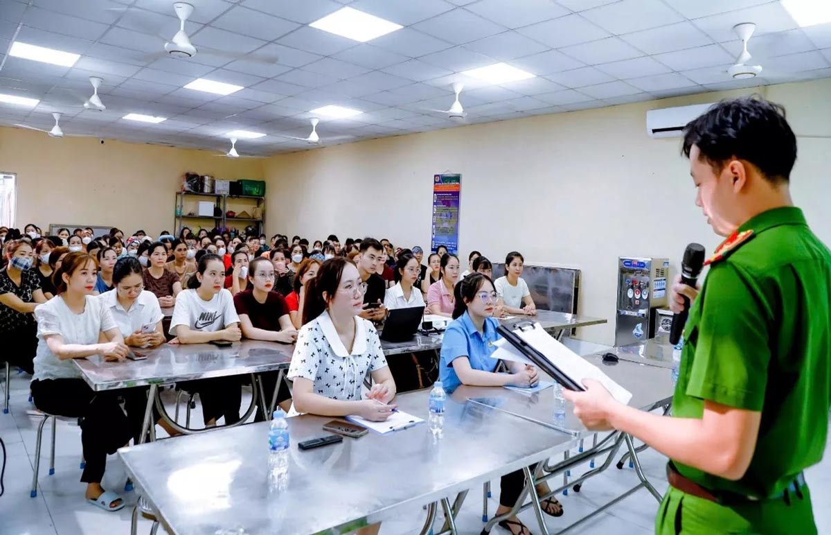 Police officers of Dong Trieu ward (Quang Ninh) propagated at the conference. Photo: Dong Trieu Trade Union