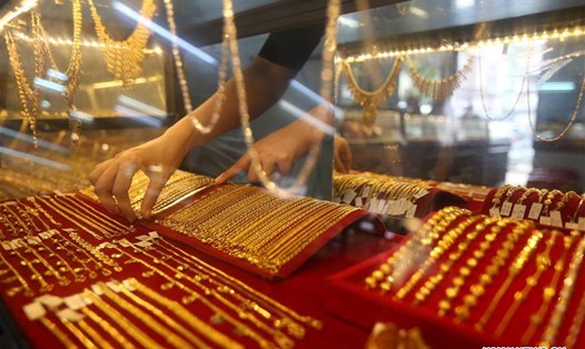 Giá vàng thế giới giao ngay giảm gần 1% xuống 3.658,25 USD/ounce sau khi Fed hạ lãi suất ngày 17.9.2025. Ảnh: Xinhua