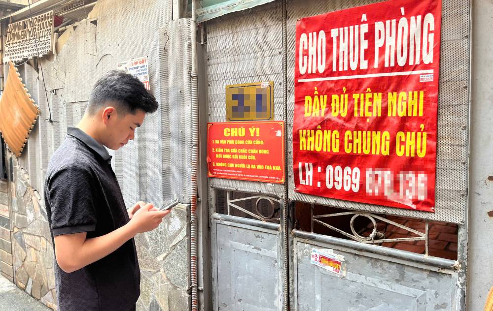 Students struggle to find a room in the context of continuously increasing rental prices. Photo: Ngoc Mai