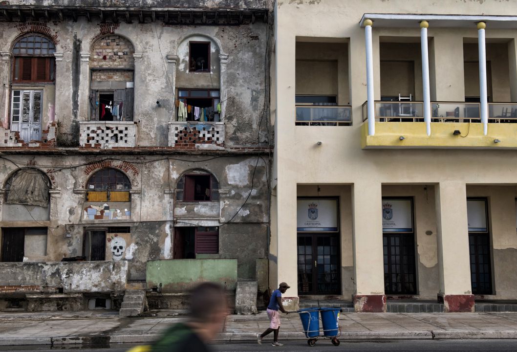 Dong chay cua thoi gian (cu va moi)- Old Havana, Cu Ba. Anh: Viet Van