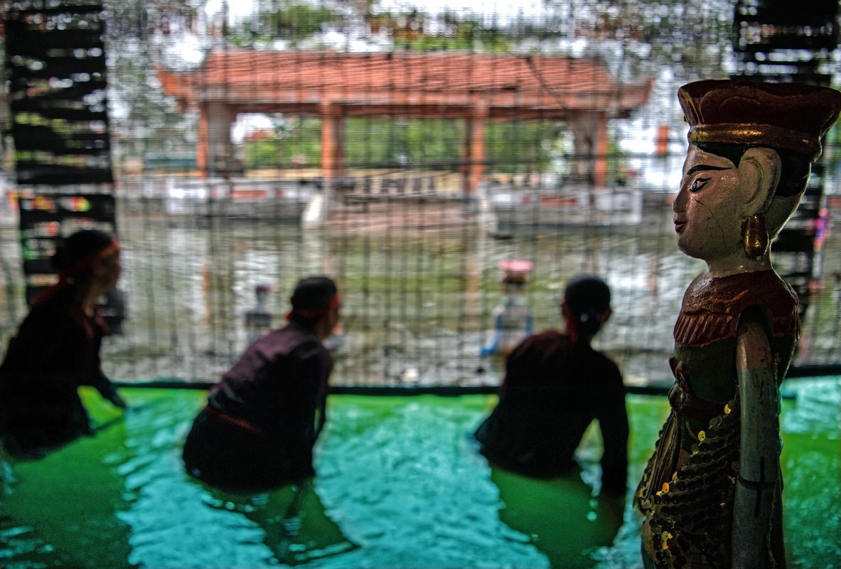 Nuoc khong chi la boi canh ma con la mot phan khong the tach roi, noi nhung cau chuyen co tich duoc thoi hon qua tung cu chi kheo leo cua cac nghe si roi nuoc (Ha Noi). Anh: Viet Van