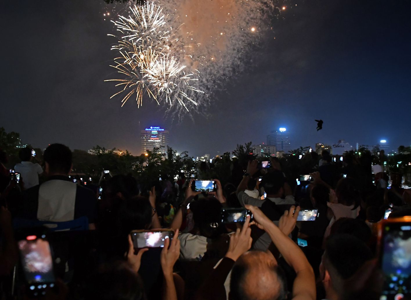 Hunger to watch the fireworks (Nhot Hot Park, Hanoi). The flow of emotions, light and poetry. Photo: Viet Van