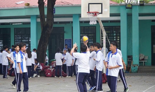 Học sinh Trường THPT Trường Chinh chơi thể thao trong giờ ra chơi - trường đã thực hiện hạn chế học sinh sử dụng điện thoại trong giờ ra chơi trong năm học 2024-2025. Ảnh: Chân Phúc