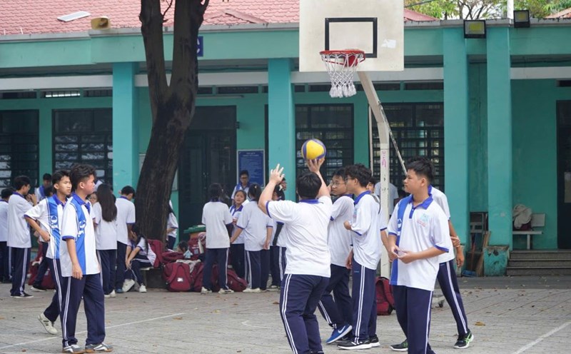 Truong Chinh High School students play sports during recess - the school has limited students' use of phones during recess in the 2024-2025 school year. Photo: Chan Phuc