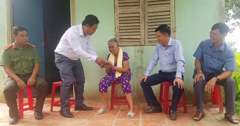 Comrade Ho Van Minhは、Ngai Tu Communeの政策家族に贈り物を訪れ、贈りました。写真：Hoang Loc