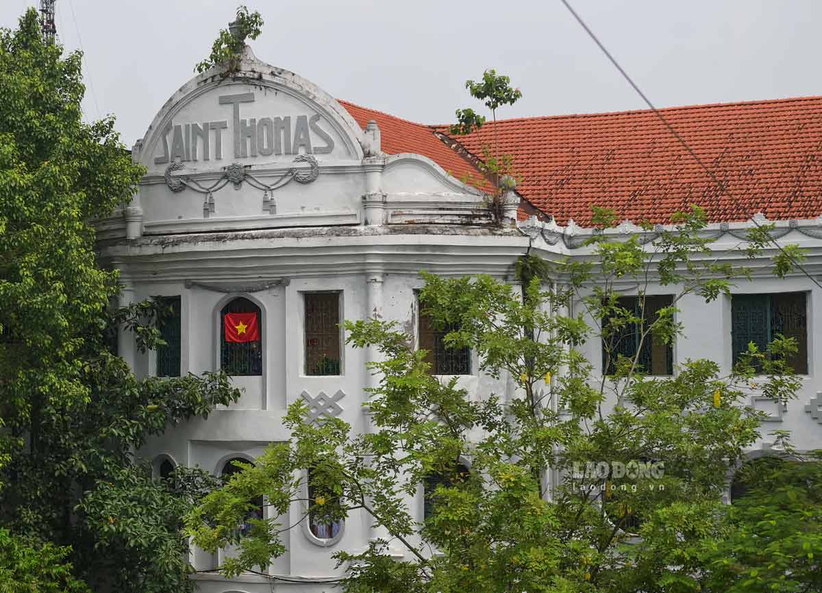 von la Truong co dao Xanh To-ma (Saint Thomas d’Aquin) duoc thanh lap nam 1924, co nhiem vu giang day, dao tao doi ngu giao vien Cong giao cho cac truong dao nhung da ngung hoat dong tu nam 1941.  Thang 9/1976, Truong THPT Nguyen Khuyen duoc thanh lap, ke thua toan bo co so cua Truong Xanh To-ma.