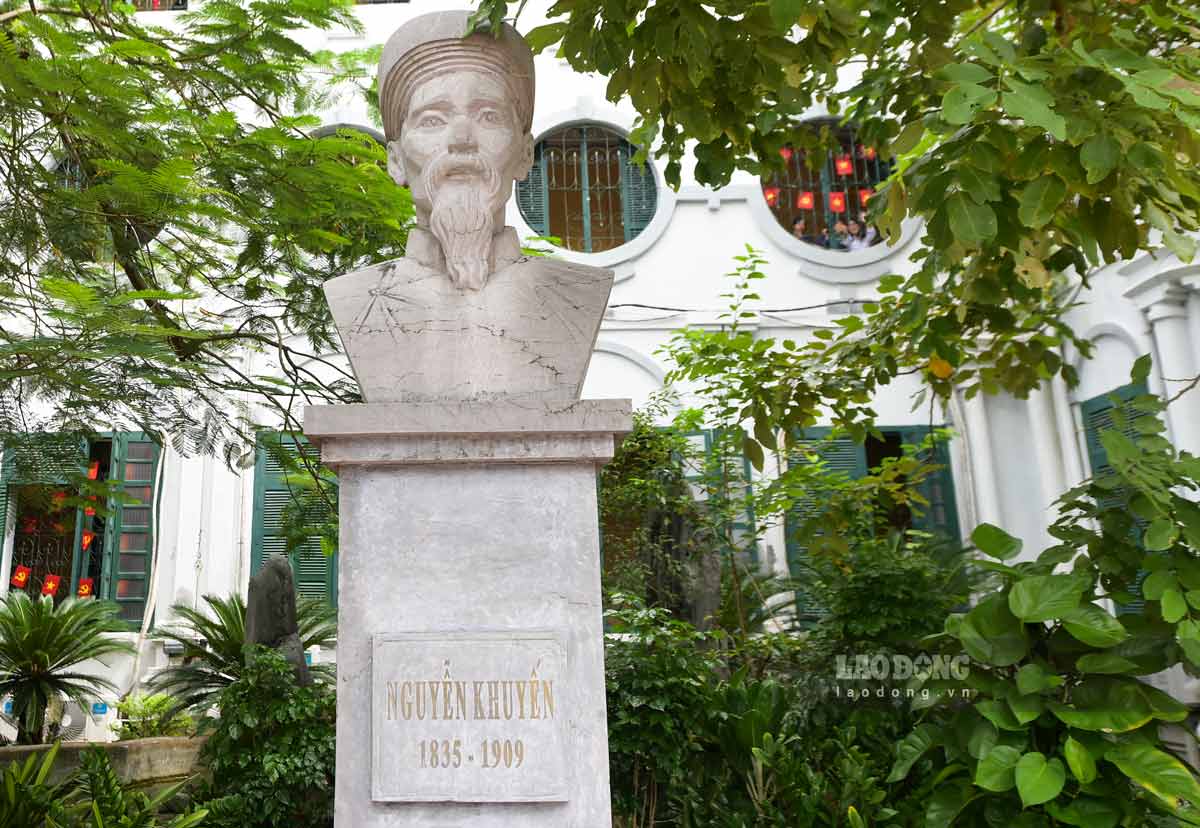 Trong khuon vien truong co dat buc tuong nha tho Nguyen Khuyen de tuong nho va ton vinh danh nhan van hoa ma ngoi truong vinh du mang ten.