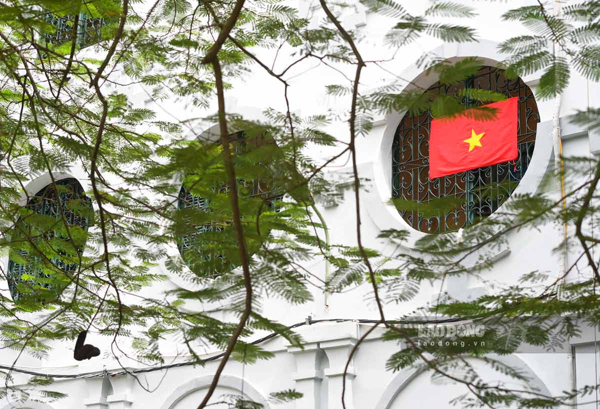 Cac lop hoc co nhieu cua so lon, don anh sang tu nhien va gio troi, mang lai khong gian hoc tap luon thoang dang.