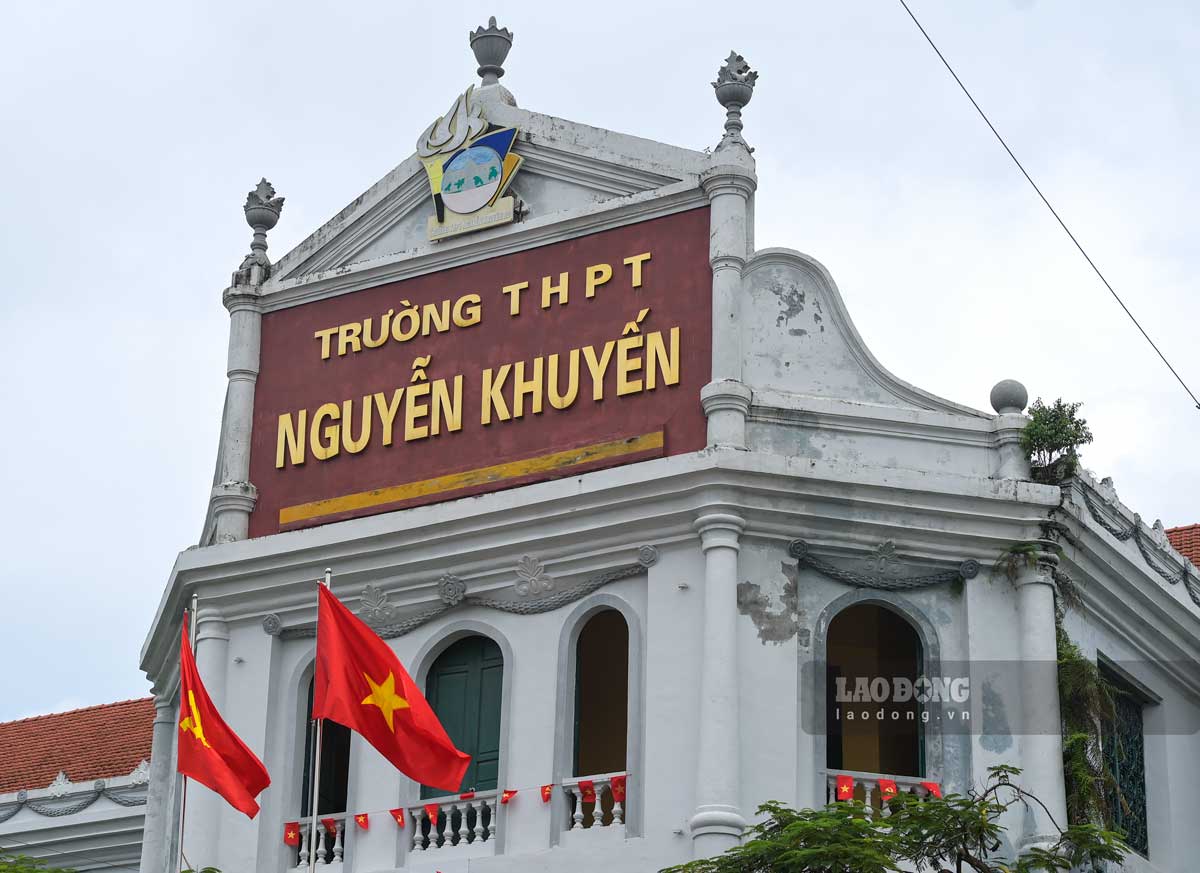 Truong THPT B Nguyen Khuyen (o phuong Nam Dinh, tinh Ninh Binh) duoc xay dung tu thoi Phap thuoc voi day nha 3 tang mang dang dap mot con tau lon.