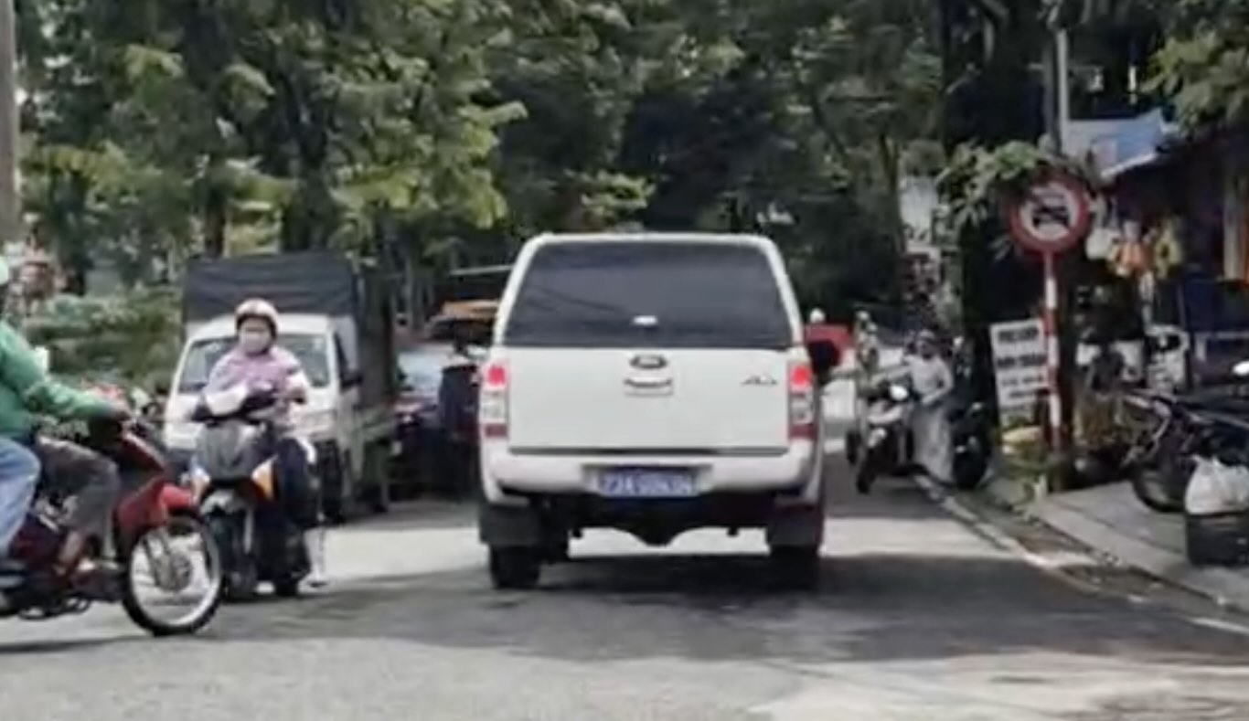 Blue-plate vehicles entering prohibited roads in Hue City. Photo cut from clip