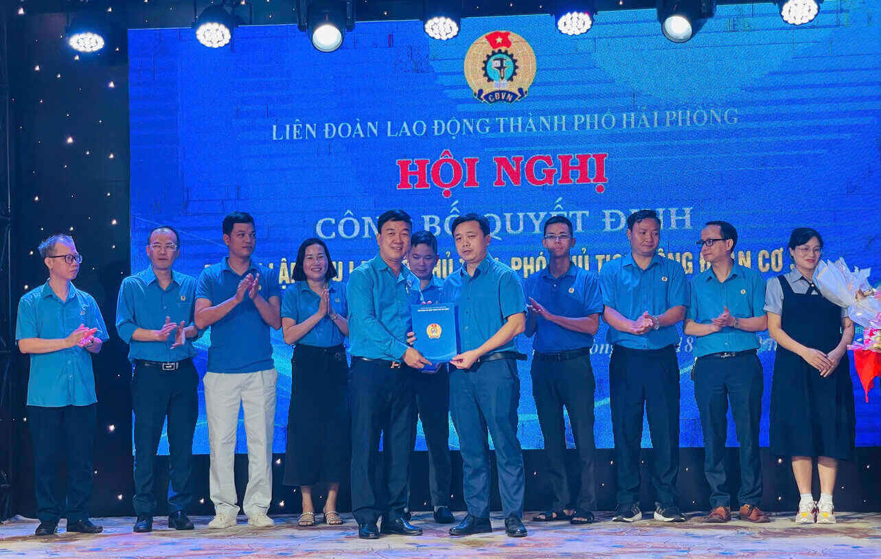 Lanh dao LDLD TP Hai Phong trao quyet dinh thanh lap CLB Chu tich, Pho Chu tich Cong doan co so cac Khu cong nghiep khu vuc phia Tay. Anh: Mai Huong