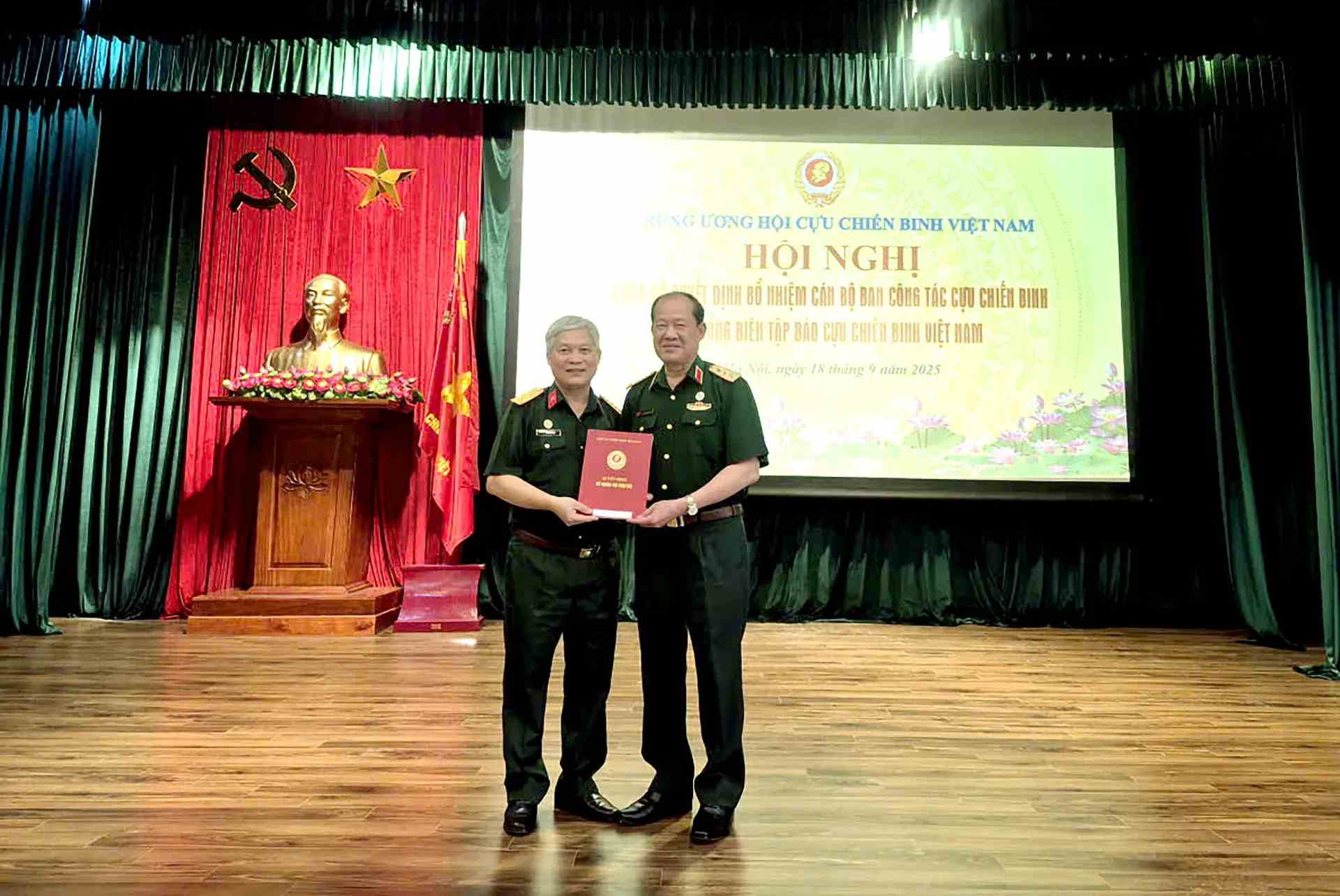 베쑤언쯔엉 상장 베트남 조국전선 중앙위원회 부위원장 베트남 참전용사 협회 회장은 베트남 조국전선 중앙위원회 상임위원회의 결정 번호 225/QD-MTTW-BTT를 수여하여 베트남 참전용사 신문 담당 부편집장인 도푸토 대령 언론인을 베트남 참전용사 신문 편집장으로 임명했습니다.