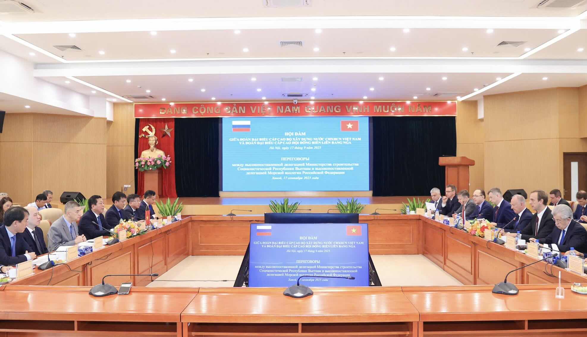 Hoi dam dien ra ngay 17.9.2025, co lanh dao cac don vi thuoc Bo Xay dung; Dai su dac menh toan quyen Lien bang Nga tai Viet Nam Bezdetko Gennady Stepanovich; lanh dao Bo Cong thuong, dai dien Bo Giao thong van tai va cac tap doan, doanh nghiep Lien bang Nga.