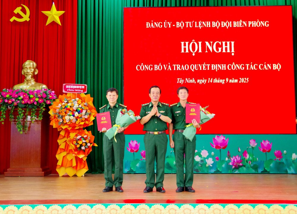 Lieutenant General Le Duc Thai - Member of the Central Military Commission, Commander of the Border Guard presented the decision and presented flowers to congratulate Colonel Dam Quang Ngoat (right cover) and Colonel Pham Dinh Trieu. Photo: Dinh Quan