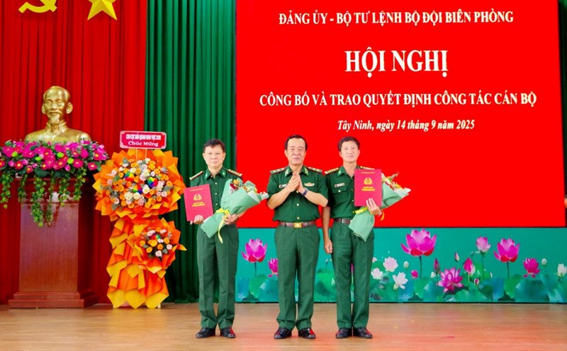 Lieutenant General Le Duc Thai - Member of the Central Military Commission, Commander of the Border Guard presented the decision and presented flowers to congratulate Colonel Dam Quang Ngoat (right cover) and Colonel Pham Dinh Trieu. Photo: Dinh Quan