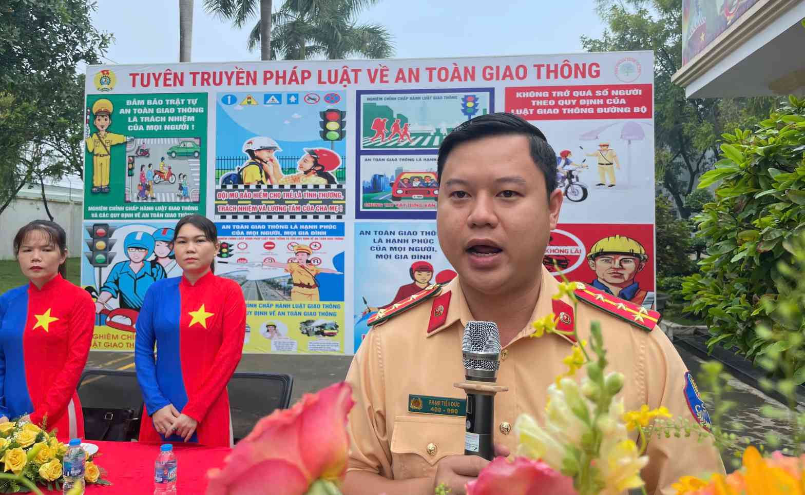 Dai uy Pham Tien Duc - Can bo Phong Canh sat Giao thong Cong an TPHCM tuyen truyen phap luat giao thong cho cong nhan lao dong. Anh: Dinh Trong