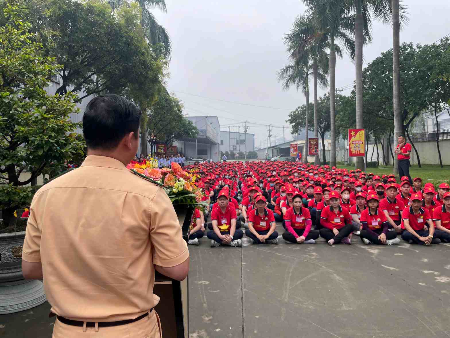 CDCS se duy tri viec tuyen truyen, nhac nho nguoi lao dong tuan thu quy dinh ve phap luat giao thong de dam bao an toan. Anh: Dinh Trong