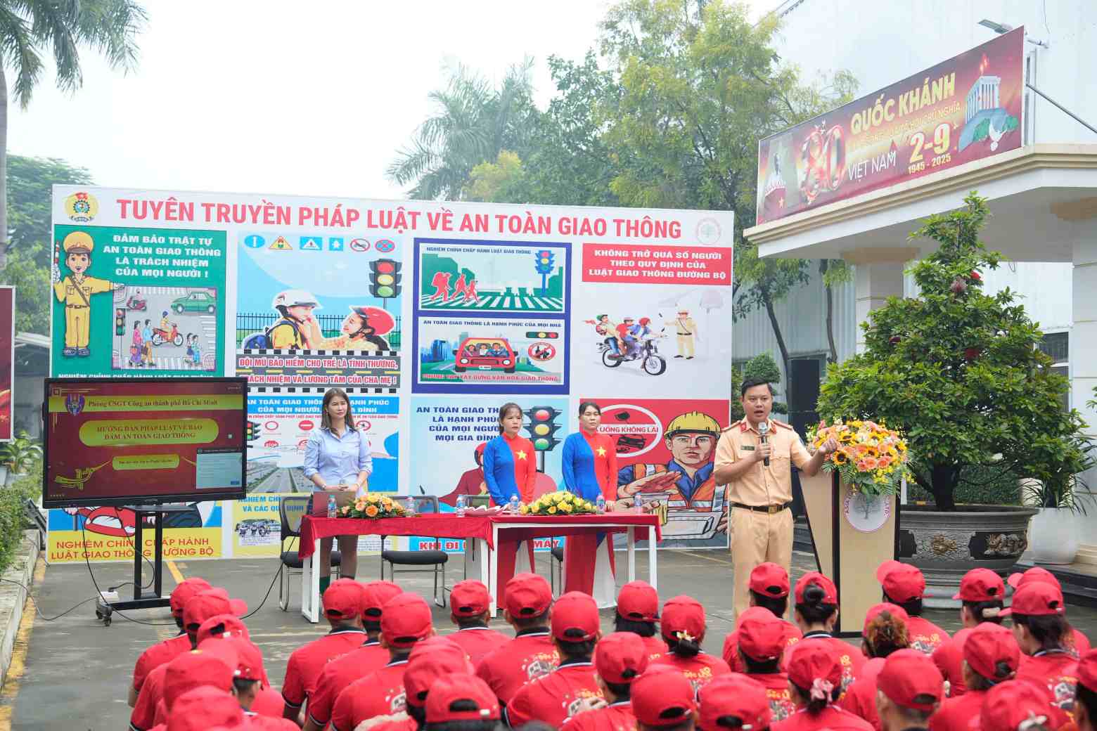 Traffic safety laws for workers. Photo: Dinh Trong