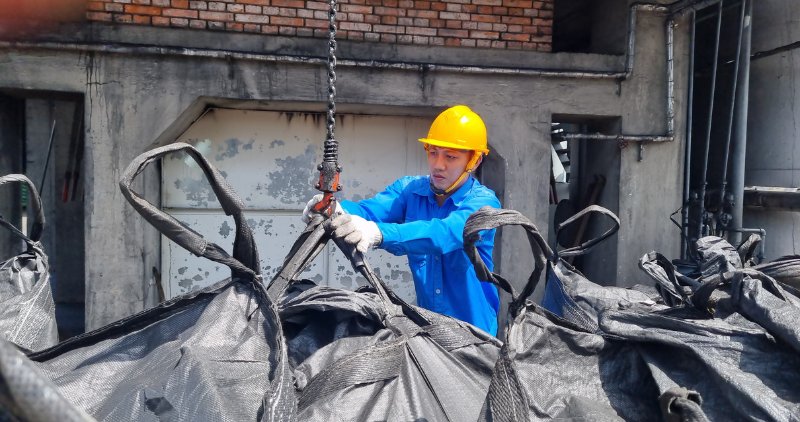 Vinh Long employees participate in the initiative and creative labor movement, earning 298 billion VND. Photo: Hoang Loc