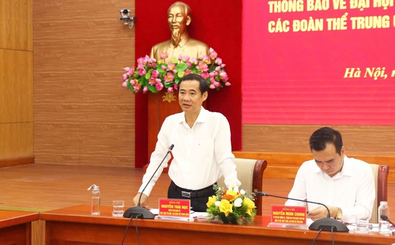 Mr. Nguyen Thai Hoc - Deputy Secretary of the Party Committee of the Vietnam Fatherland Front and Central Trade Unions - spoke at the meeting, including information on the personnel work of the 1st Congress of the Vietnam Fatherland Front and Central Trade Unions for the 2025-2030 term. Photo: Bao Han