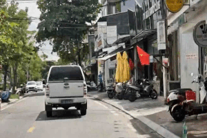 Image of a blue-plate car entering the opposite direction in Hue City. Photo: Cut from clip