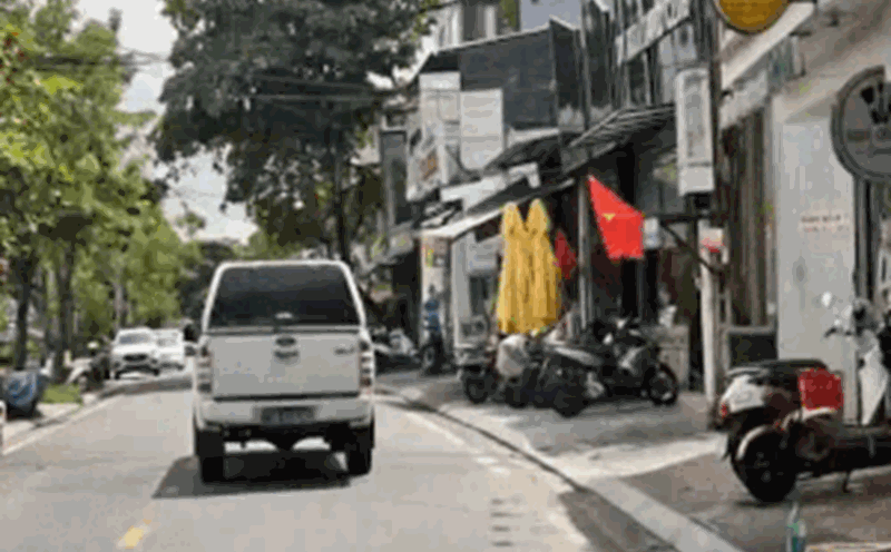 Image of a blue-plate car entering the opposite direction in Hue City. Photo: Cut from clip