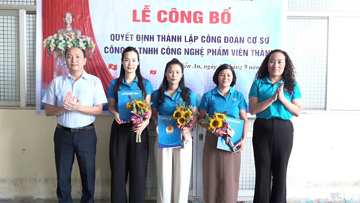 Dai Su Quan, leader of the Hai Phong City Labor Federation, presented the regulations to the Trade Union of Vien Thanh Technology Company Limited. Photo: Phuong Kien An