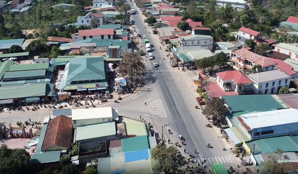Khu vuc nga ba cho Tan Long - noi xay ra vu tai nan nghiem trong vao sang 17.9. Anh: Hung Tho