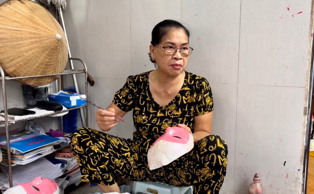 Ba Dang Huong Lan can than to mau thu cong cho tung chiec mat na. Tu net co den mau sac deu duoc ba thuc hien ti mi nham giu nguyen phong cach truyen thong. Anh: Quynh Mai