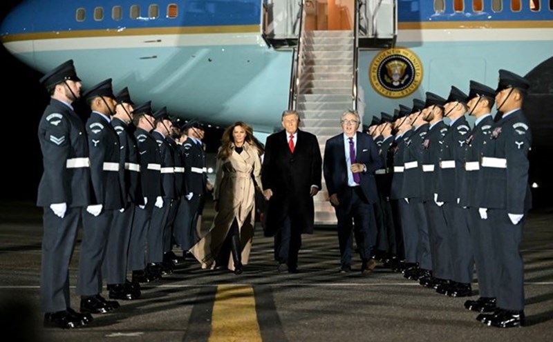 US President Donald Trump (middle) and First Lady Melania Trump arrived at London Stansted Airport on September 16, 2025. Photo: AFP