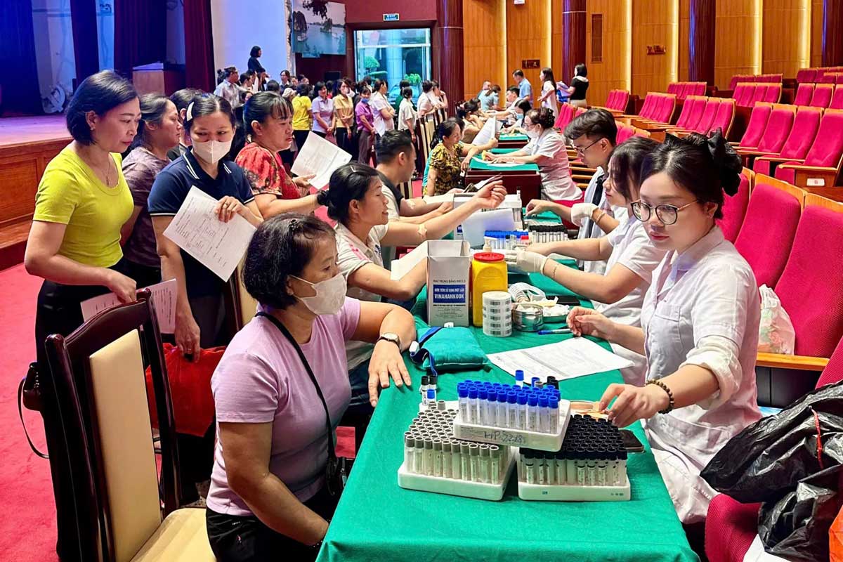 Vue du programme 'Soutien aux membres du syndicat' : conseils et examens de sante gratuits pour les membres du syndicat et les travailleurs organise conjointement par le syndicat du quartier de Ha Long (Quang Ninh). Photo : Vu Thao