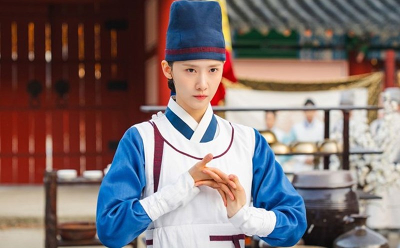 YoonA starred in the movie "The reward of a tycoon". Photo: Netflix