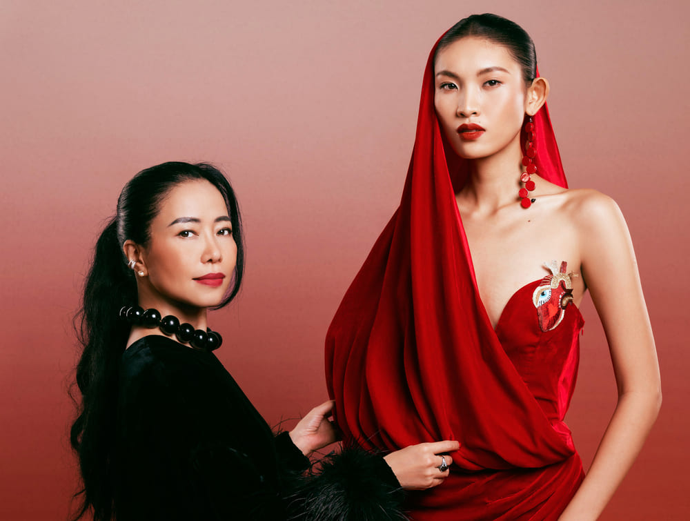 Designer Ha Linh Thu brought her "Paradise" of silk velvet to Paris (France) in October. Photo: Kiengcan