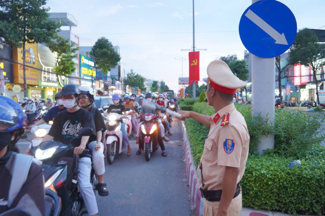 Luc luong CSGT dieu tiet giao thong tai nut giao so 1. Anh: Ta Quang