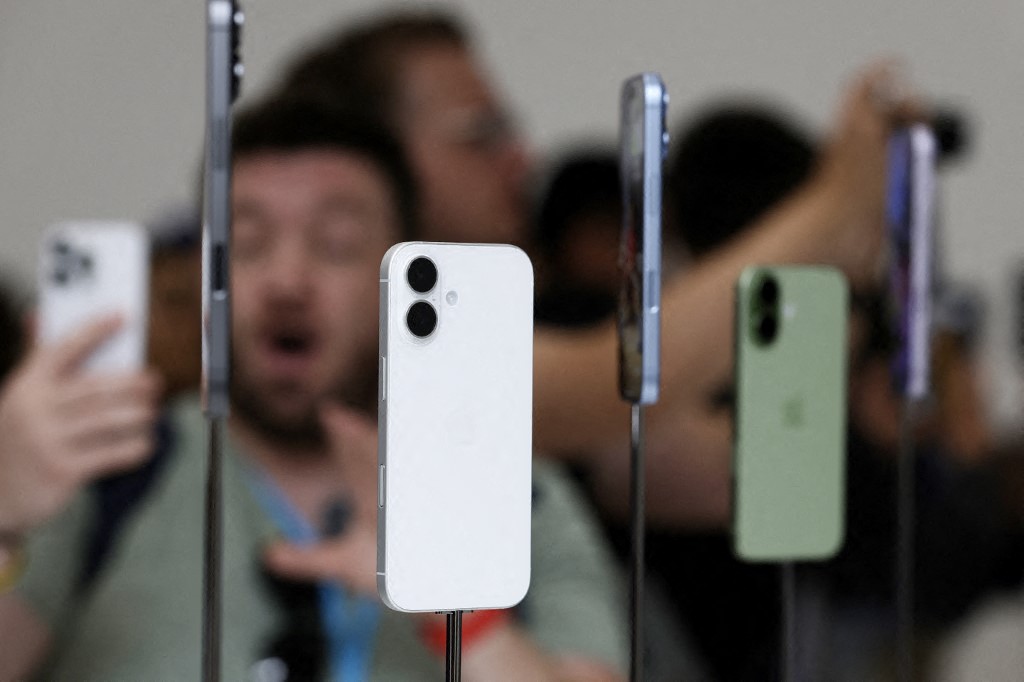 Les utilisateurs participent a l'evenement de lancement du telephone iPhone 17 d'Apple. Photo : AFP