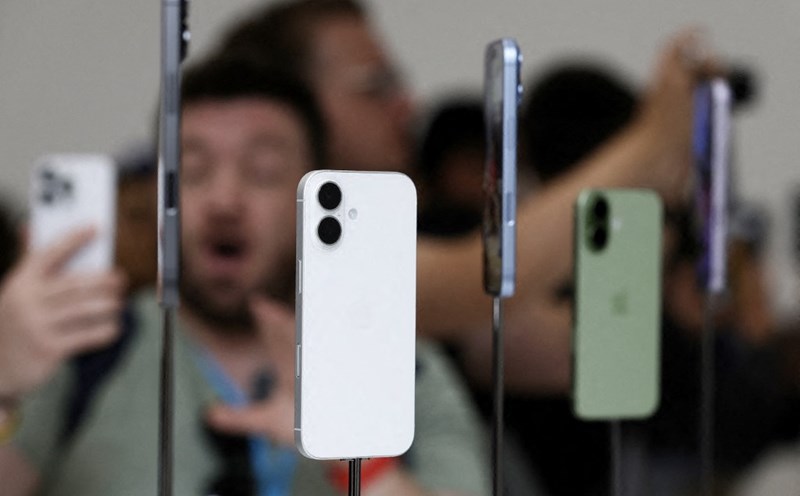 Users attending Apple's iPhone 17 launch event. Photo: AFP