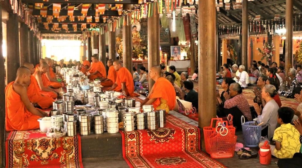 Sene Dolta is one of the three major festivals of the Khmer people, meaning to commemorate the birth of the deceased relatives. Photo: Thach Hong
