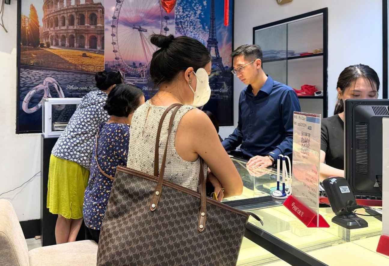 Ngay 18.9, nhieu nguoi den cua hang vang bac da quy tai Ha Noi de mua bac. Anh: Phuong Anh 