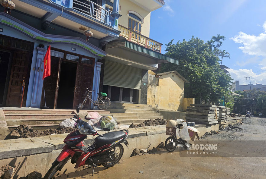 Do tuyen duong thuong xuyen ngap nen hau het nguoi dan ton nen nha cao hon mat duong khoang 0,5 den 1m. Anh: Van Duc