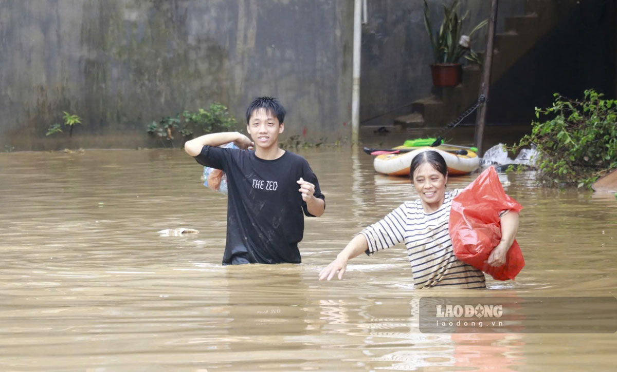 Hinh anh ghi nhan ngay 9.9.2024, nguoi dan song khu vuc duong Thanh Nien gap rut di chuyen den noi an toan de tranh lu. Anh: Van Duc 
