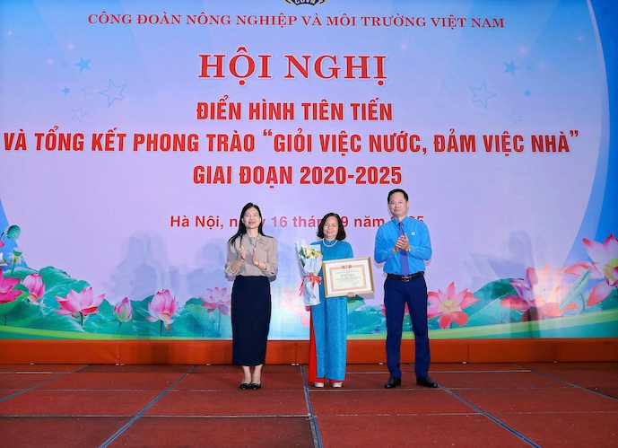 Ms. Nguyen Thi Min - President of the grassroots union of the Central Center for mulberry and silkworm Research (under the union of the Vietnam Institute of Agricultural Sciences) - received awards in the emulation movement for Good at public work, Good at housework in the period of 2020-2025. Photo: Thanh Phong