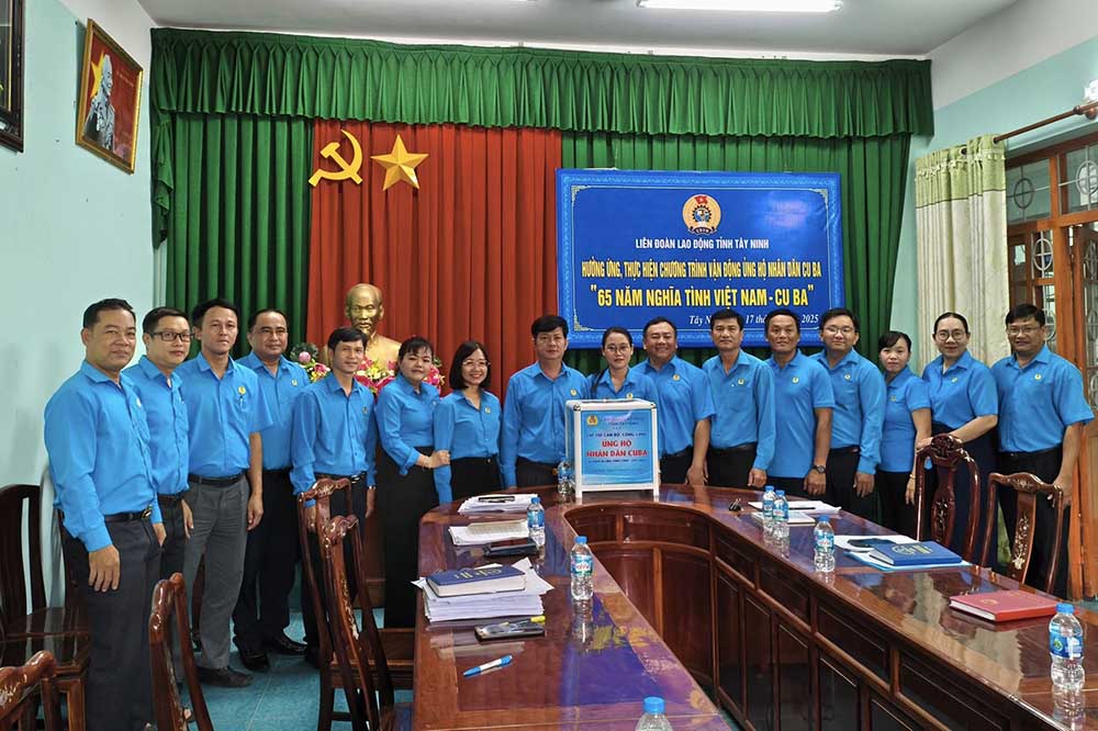 Les cadres les fonctionnaires les employes et les travailleurs participent au soutien au peuple cubain. Photo : Federation du travail de la province de Tay Ninh