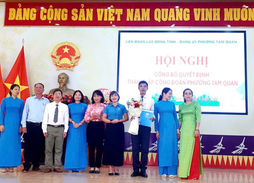 Vice President of the Gia Lai Provincial Federation of Labor Nguyen Thi Bich Thuy presented the decision to establish the Tam Quan Ward Trade Union. Photo: Anh Nguyen