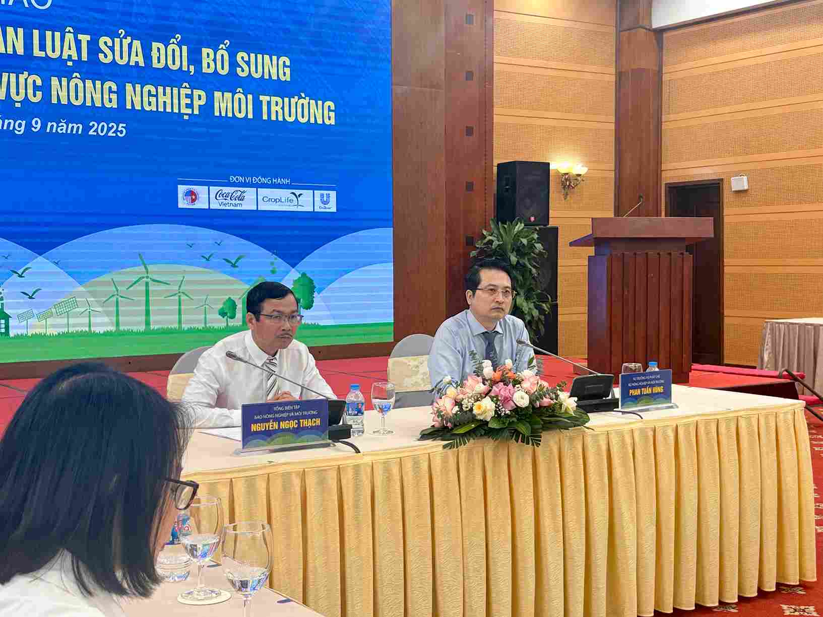 Tong Bien tap Bao Nong nghiep va Moi truong Nguyen Ngoc Thach va Vu truong Vu Phap che Bo NN&MT Phan Tuan Hung dong chu tri hoi thao. Anh: Phuong Anh