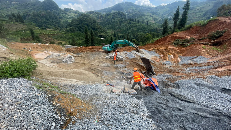 Cong nhan dang thi cong hang muc ke tai du an tai dinh cu thon Chung Chai B, xa Muong Khuong (tinh Lao Cai). Anh: Dinh Dai 